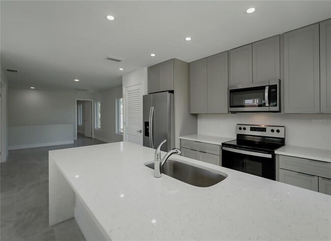 Building Photo - 310 Hibiscus St