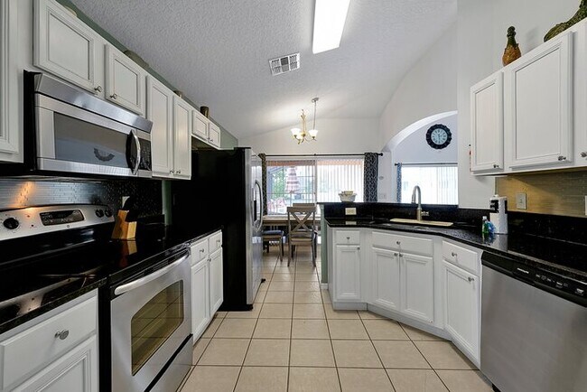 Building Photo - 112 Paloma Dr