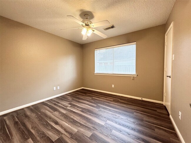 Building Photo - 4006 Hunnington Dr