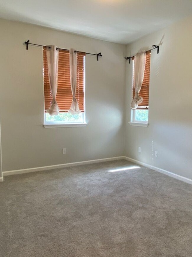 Building Photo - Cute Roseville home walking distance to Ki...