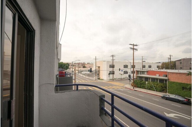 Building Photo - 3426 1st St