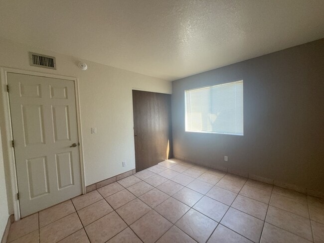 Building Photo - Available now! 2 Bedroom Condo!!!