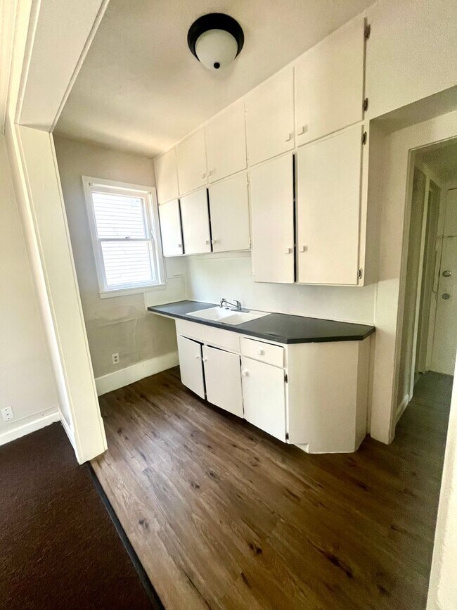 Building Photo - 808 7th St NW