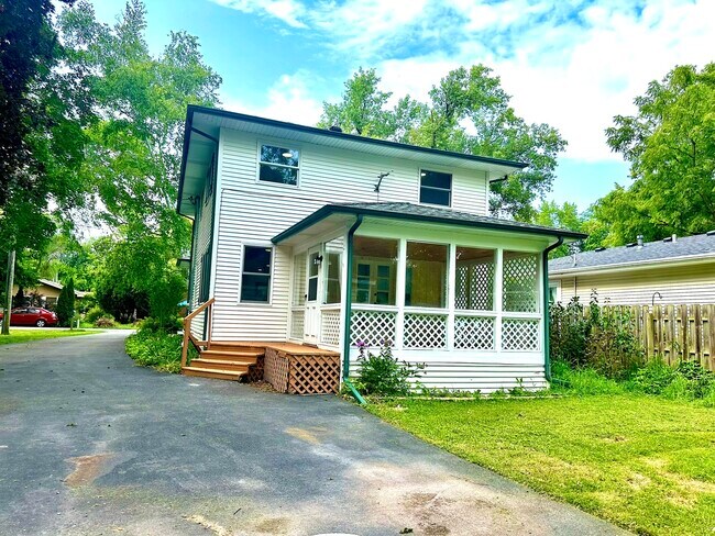 Building Photo - 1007 Pine St