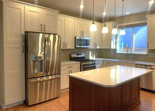 Building Photo - Beautiful Sherwood Home backs to Greenspac...