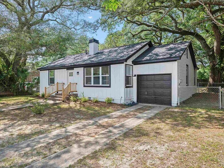 Building Photo - 908 E Lee St