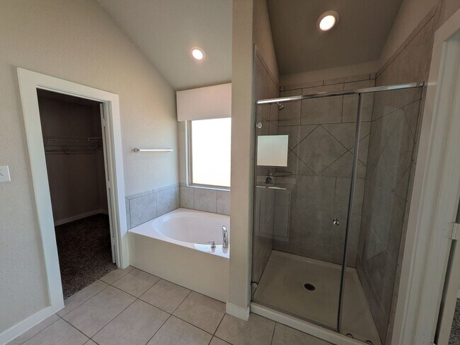 Building Photo - 1 story gem with quick access to Randolph!!