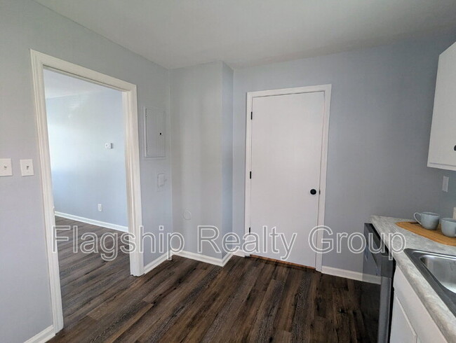Building Photo - 1305 Robin St