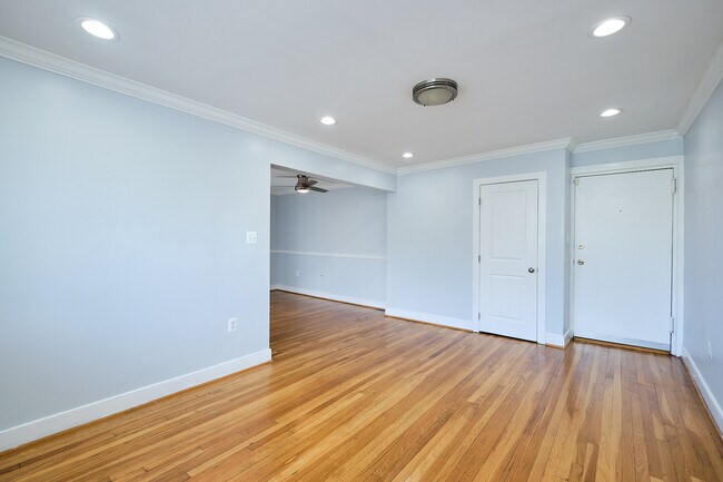 Building Photo - 2832 Hartford St SE