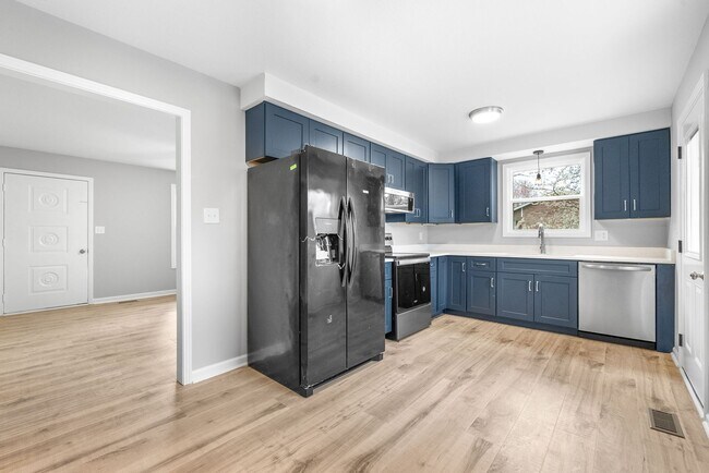 Building Photo - Newly Renovated 3 Bedroom Pet Friendly Hom...