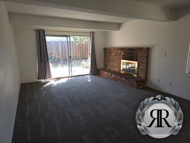 Building Photo - 2 Bedroom, 1 Bath duplex, Close to 40th & Summitview