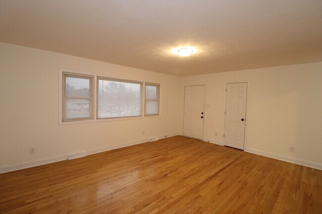 Building Photo - 517 Maple St