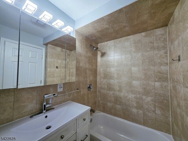 Building Photo - 586 N 11th St