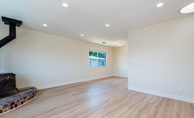 Building Photo - Soquel Knolls – Gorgeous Fully Remodeled 3BD / 1.5BA Second-Floor Condo
