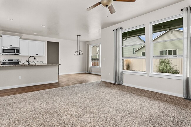 Building Photo - Beautiful 5bd/2.5ba, 3-car Tandem Garage H...