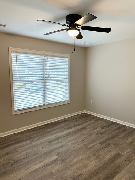 Spacious second bedroom or office - 2229 Kenwood Blvd SE