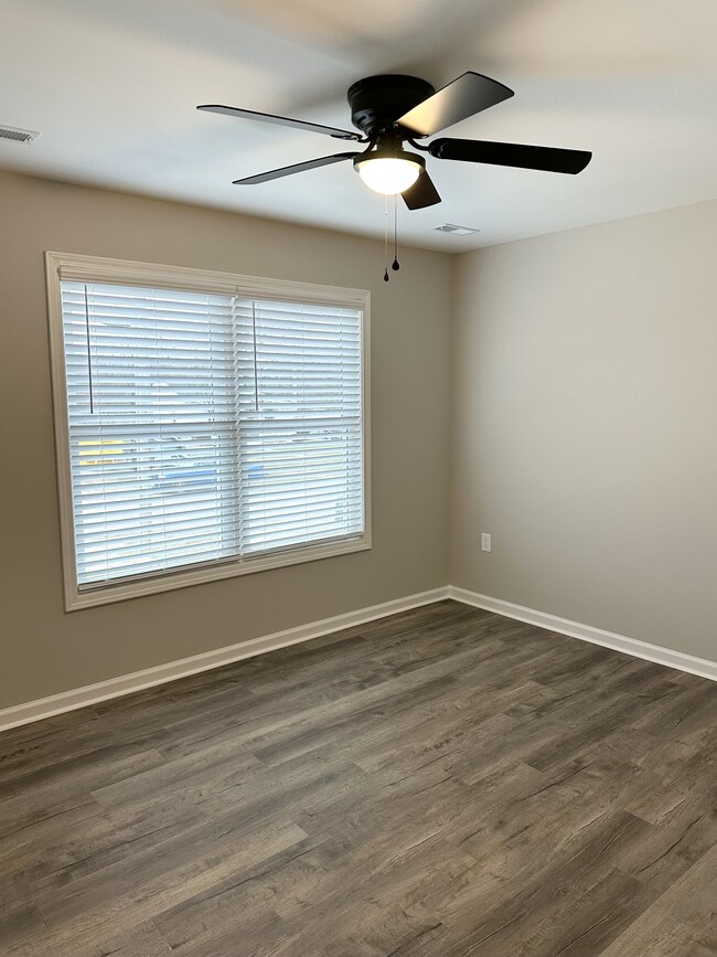 Spacious second bedroom or office - 2229 Kenwood Blvd SE