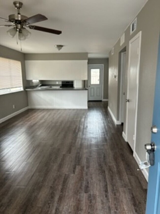 Building Photo - 400 Donnell Dr