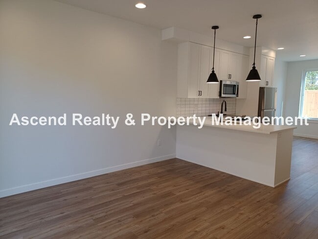 Building Photo - Newer 2 Level Townhome with Patio in Alberta Available August 10 Garbage Included Small Pets OK