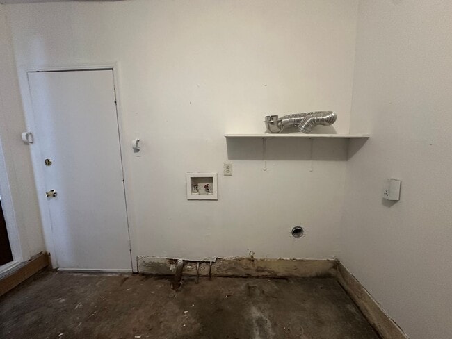 Building Photo - 3 Bed 1 Bath Brick Home with 1 Car Garage