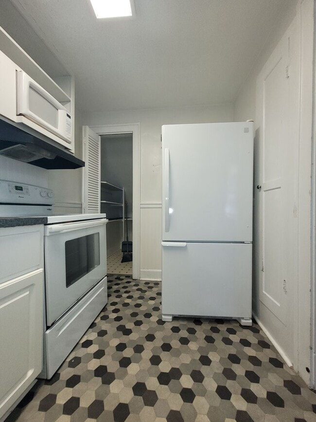 Building Photo - Monterey1408