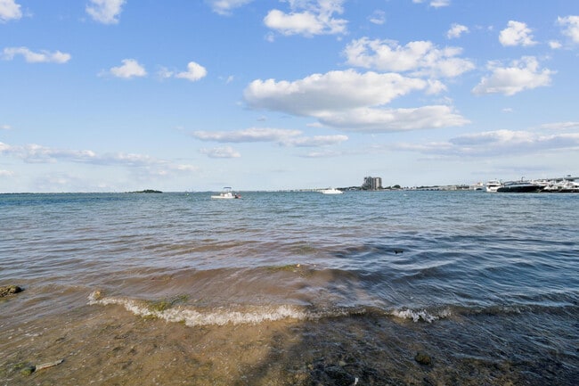 Building Photo - 1750 N Bayshore Dr