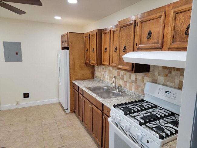 Building Photo - 1834 Beach Ave