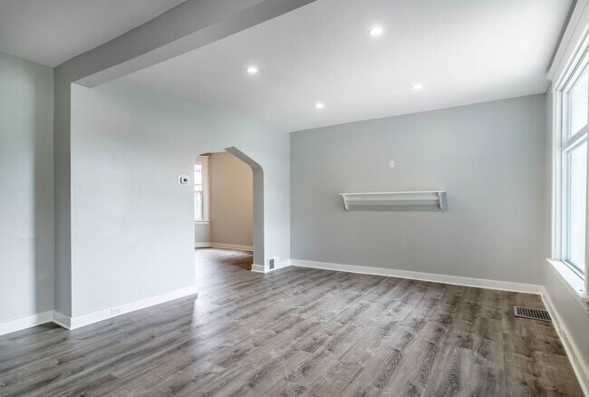 Building Photo - Stunning 4 bedroom home in Beechview available August 1!