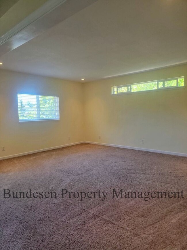 Building Photo - Spacious Westside 5BR Home in Petaluma - E...