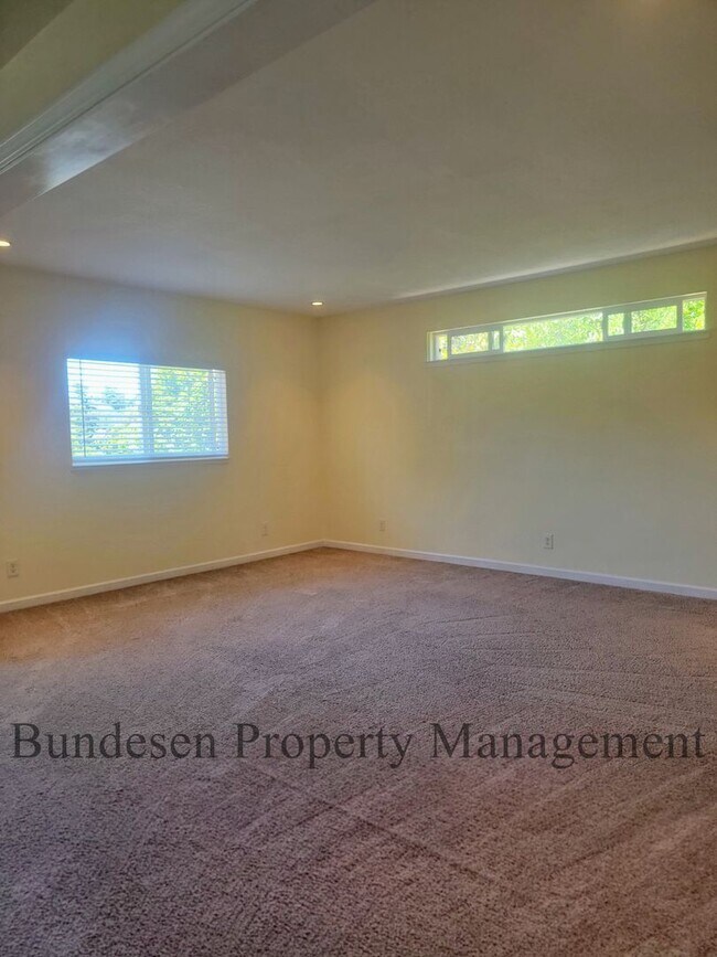 Building Photo - Updated Kitchen + Washer/Dryer Included!