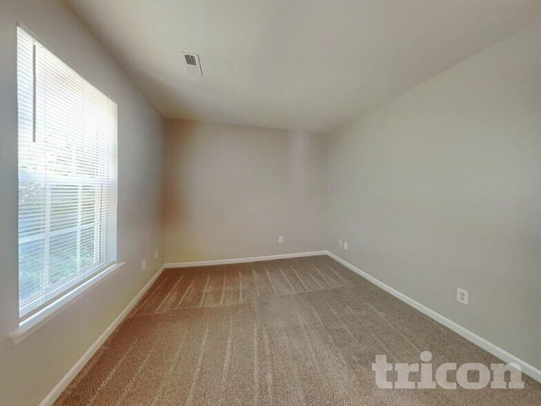 Building Photo - 9835 Veronica Dr