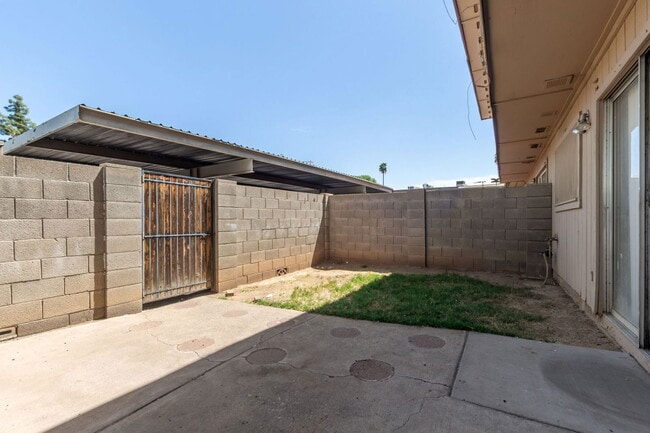Building Photo - 5742 N 43rd Dr