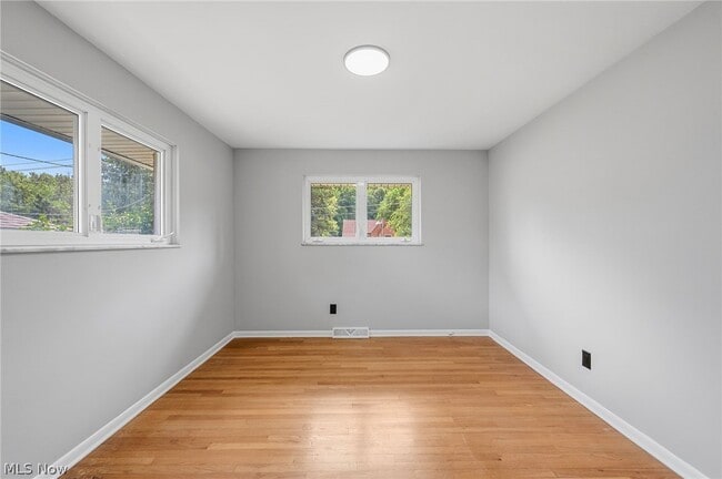Building Photo - 333 E Ridgewood Dr