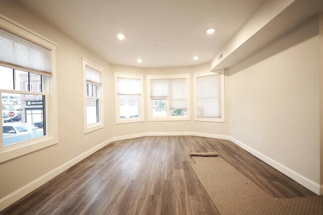 Building Photo - 701 E 2nd St