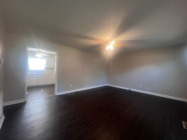 Building Photo - 3605 Somerset Dr