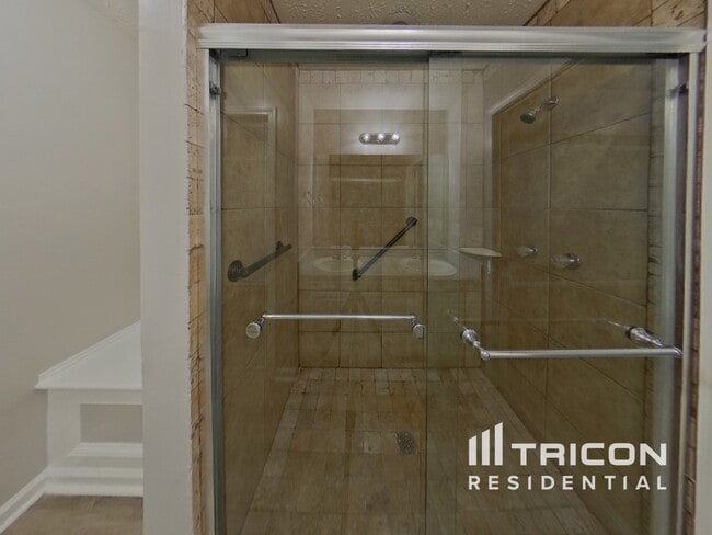 Building Photo - 714 Manor Ridge Dr