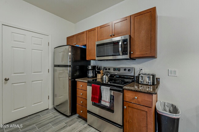 Building Photo - 5345 E Van Buren St