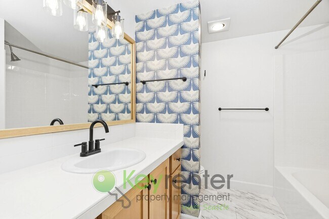 Building Photo - Modern Comfort Meets Classic Seattle Charm
