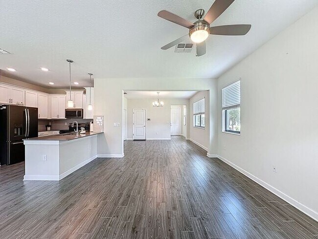Building Photo - Beautiful Furnished townhome in Vistas of ...