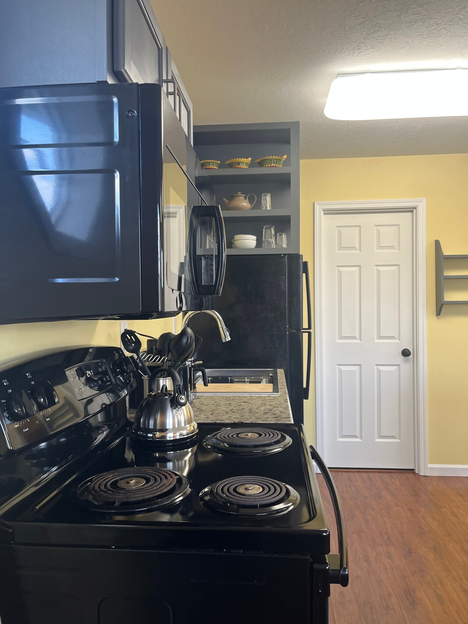 Kitchen appliances - 4824 San Francisco Dr NE