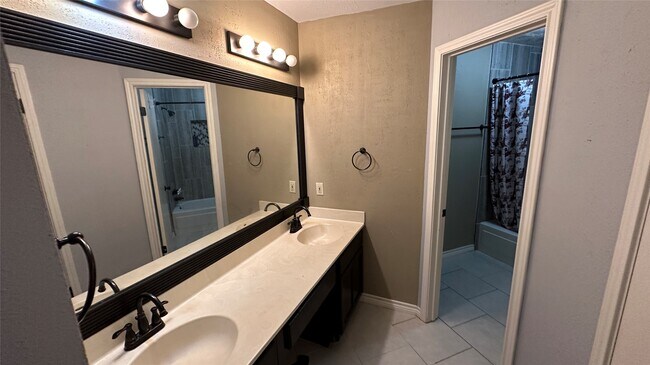 Building Photo - 8607 Knoll Forest Dr