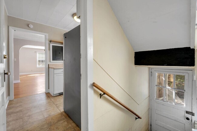 Building Photo - Charming Midtown Apartment