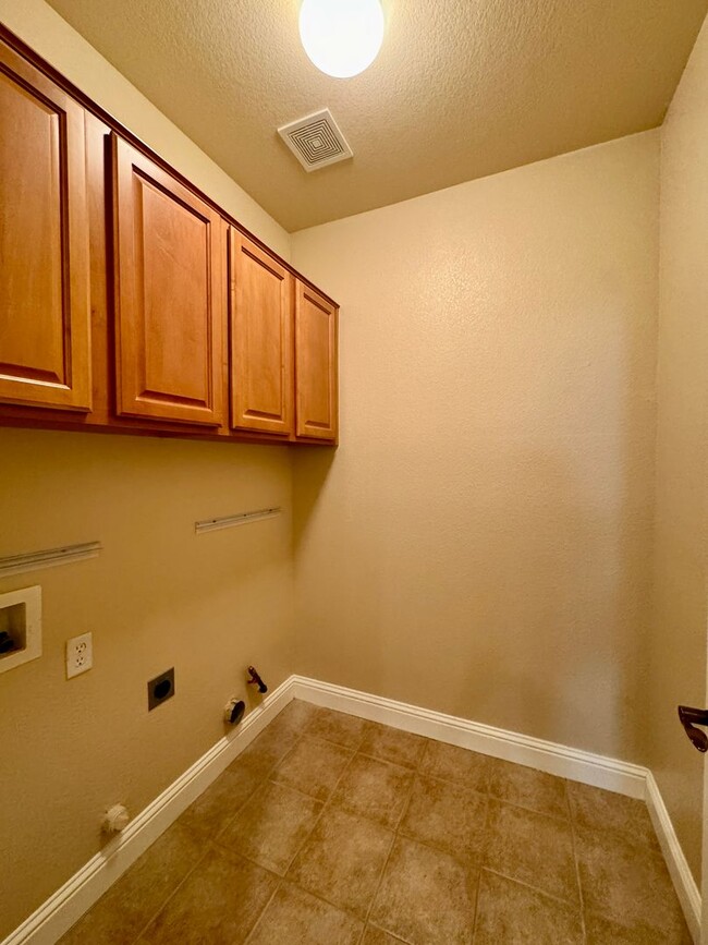 Building Photo - Beautiful Four-Bedroom Home Available in Folsom!