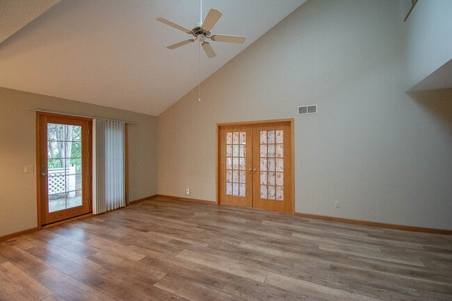 Building Photo - Bright Townhome with Fireplace & Nature Views