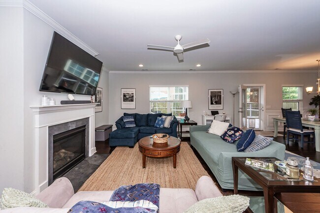 Building Photo - 3 Bedroom 2.5 Bath Single Family Home in F...