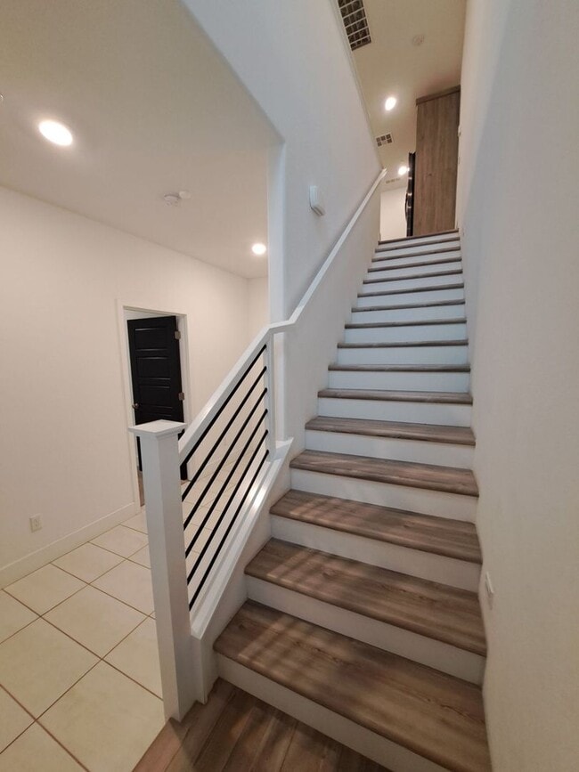 Building Photo - Fresno 3BR Pet-Friendly Townhouse with Community Amenities!