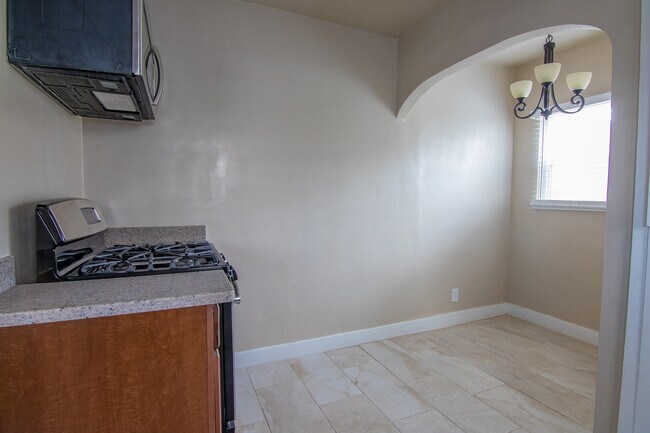 Building Photo - 33rd Duplex