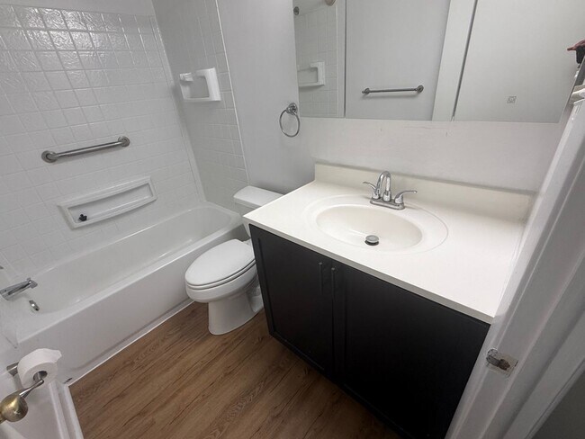 Building Photo - Bright & Spacious Condo in Sought-After Glenhardie Community