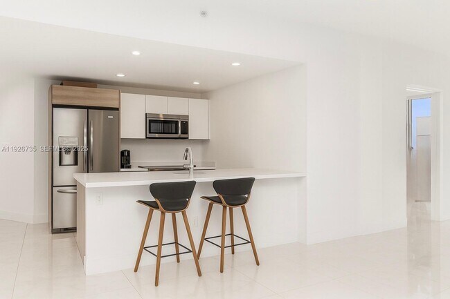 Building Photo - 9940 W Bay Harbor Dr