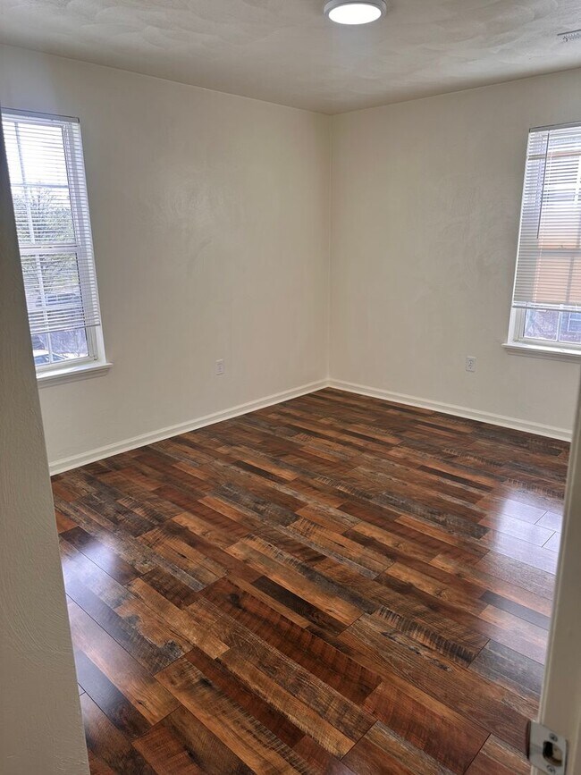 Building Photo - 4 Bedroom 2 Bath Apartment 2nd Floor